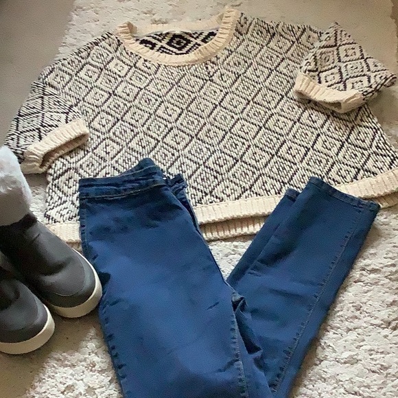 Victoria's Secret Sweaters - Gorgeous Victoria’s Secret Sweater 🖤🖤🖤